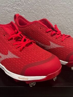 Brand New Mizuno Dominant 4 White/ Red  Baseball Cleats Size 9.5 no box